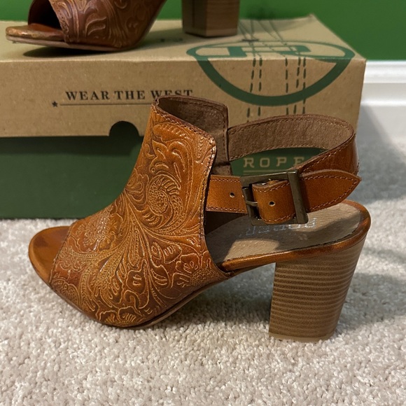 Roper Women's Tan Embossed Open-Toe Heels - Picture 3 of 6